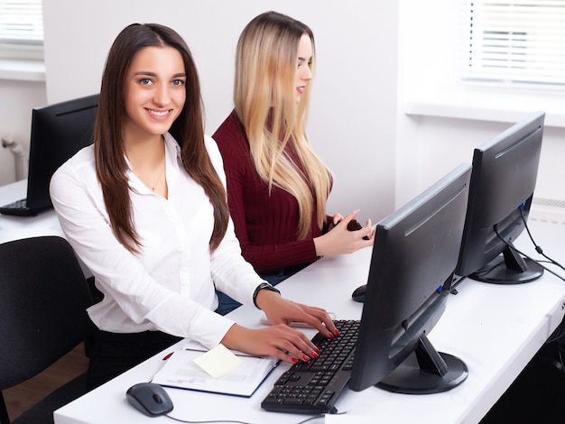 Dos colegas femeninas en la oficina trabajando juntos.