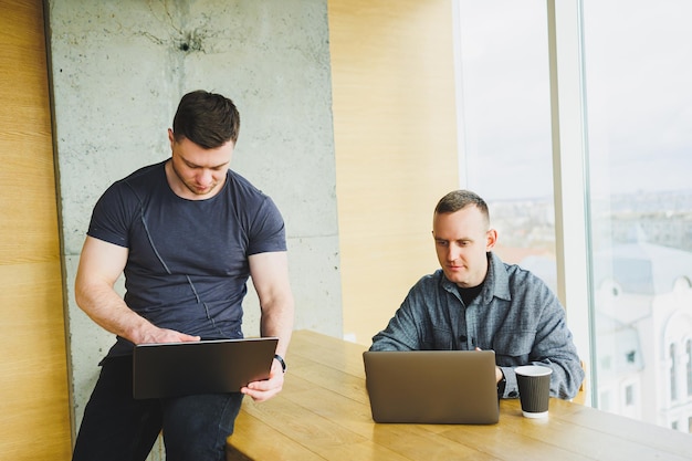 Dos colegas masculinos felices discutiendo un acuerdo comercial exitoso en el concepto de ganancia de ganancias de crecimiento de la cuota de mercado de criptomonedas de la bolsa de valores