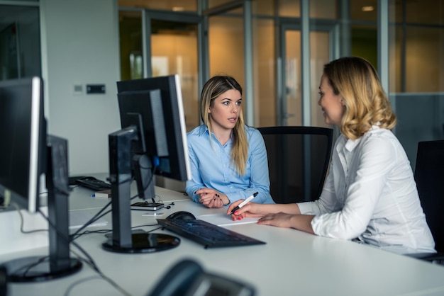 Dos colegas mujeres trabajando en su propio proyecto empresarial.