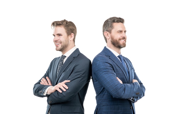 Dos colegas de negocios felices en traje cruzan las manos aisladas en negocios blancos