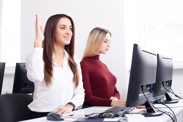 Dos colegas en la oficina trabajando juntas Dos colegas en la oficina trabajando juntas