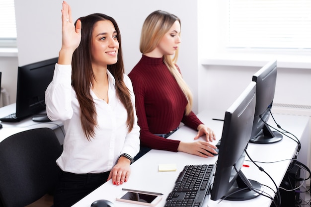 Dos colegas en la oficina trabajando juntos.