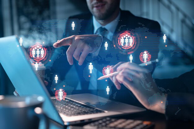 Dos colegas con ropa formal trabajando juntos en busca de nuevos empleados para contratar para consultoría de negocios internacionales Iconos de medios sociales de recursos humanos sobre el fondo de la oficina moderna