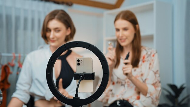 Dos compañeros influyentes disparan disparan transmisión en vivo de vídeo vlog revisión de maquillaje prim