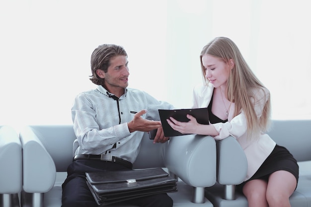 Dos compañeros de trabajo discutiendo su trabajo trabajando con documentos