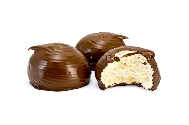 Dos completo y medio de malvavisco de chocolate glaseado aislado sobre fondo blanco.