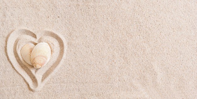 Dos conchas en forma de corazón en una playa de arena suave con espacio de copia, vista superior