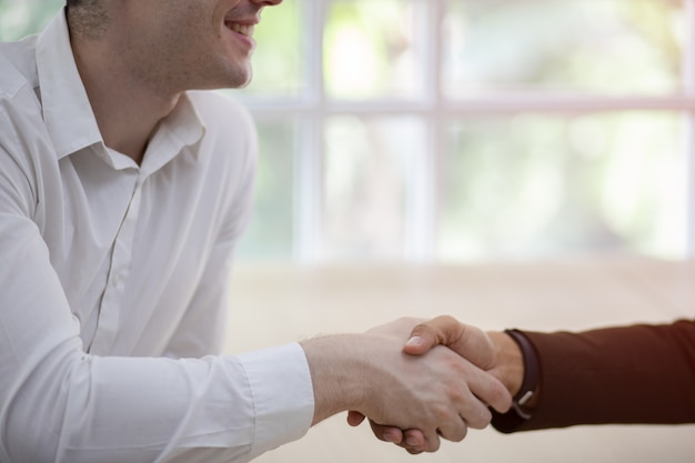 Foto dos confiado hombre de negocios dándose la mano. socios de negocios exitosos. negociando negocios