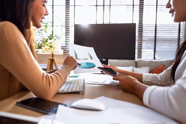 Dos contadoras tienen una reunión de equipo para resumir la información financiera en la oficina