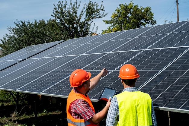 Dos contratistas profesionales discuten el resultado final de la instalación de paneles solares