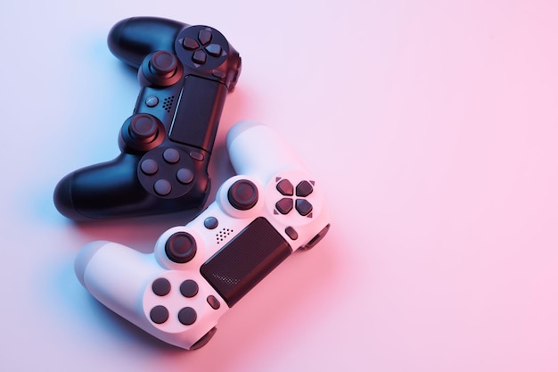 Dos controladores de videojuegos joysticks para consola de juegos aislados sobre fondo blanco Primer plano de dispositivos de control de jugador