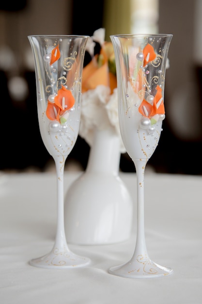 Foto dos copas de boda están sobre la mesa