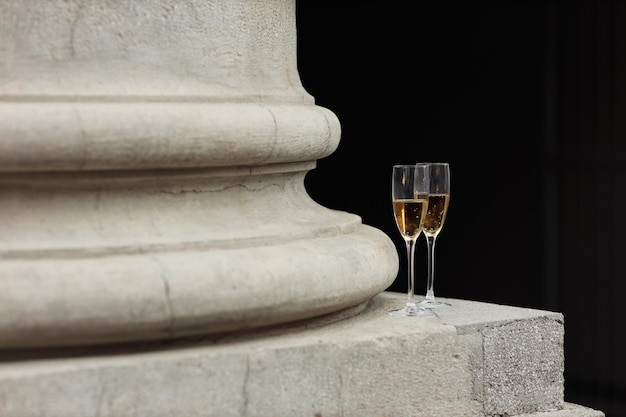 Dos copas de champán en la calle de la ciudad de la columna al aire libre