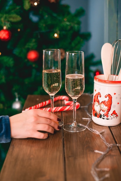 Dos copas de champán listas para traer el año nuevo.