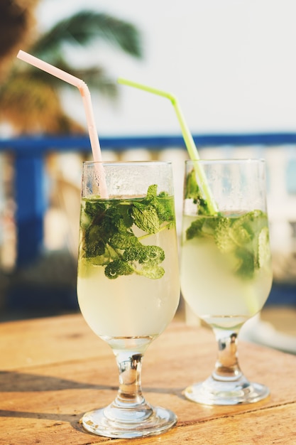 Dos copas de cóctel cubano famoso - Mojito.