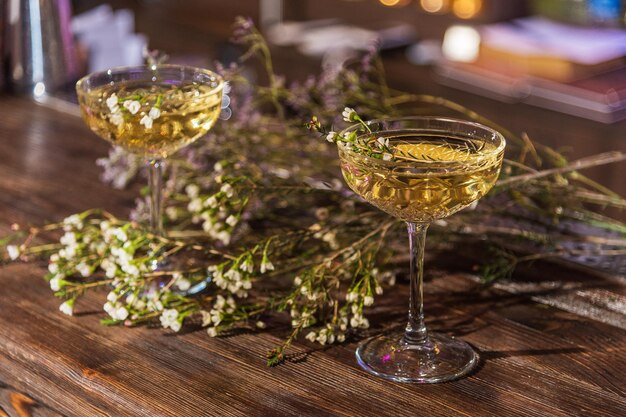 Dos copas de cóctel con flores pequeñas