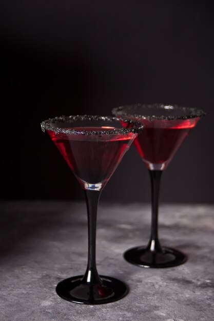 Dos copas con cóctel rojo para fiesta de halloween