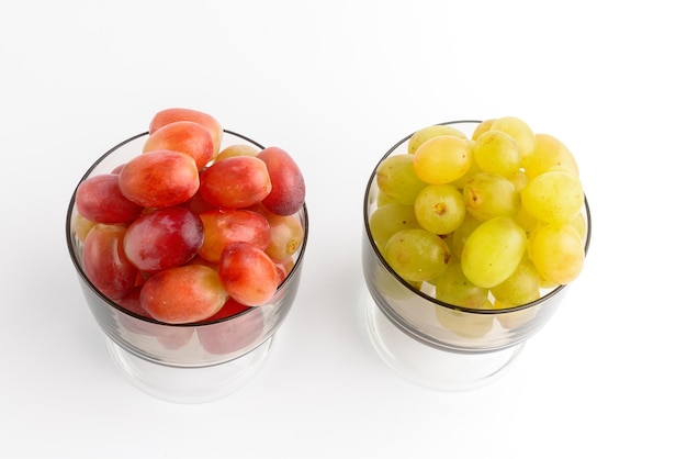 Dos copas de cristal con uvas.