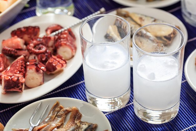 Dos copas de ouzo y aperitivos