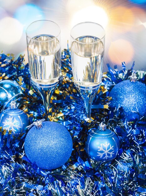 Dos copas plateadas con adornos navideños azules.