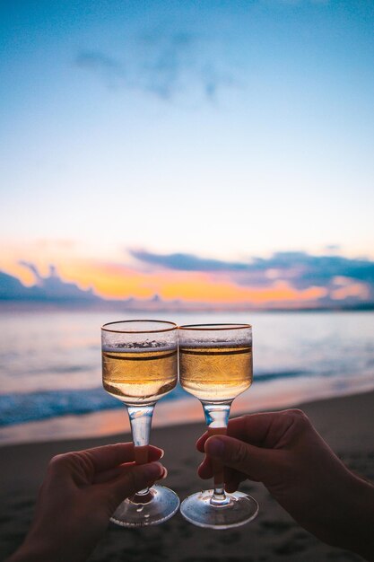 Dos copas en la playa de arena blanca