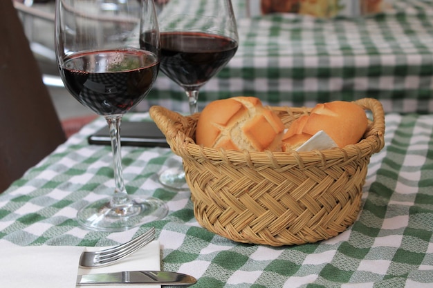 Dos copas de vino, un aperitivo en el restaurante