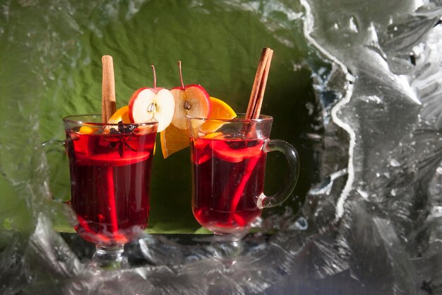 Dos copas de vino caliente sobre un fondo de invierno