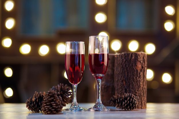 Dos copas de vino sobre fondo de madera.