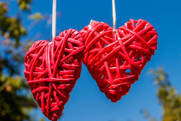 Dos corazones en el fondo del cielo azul