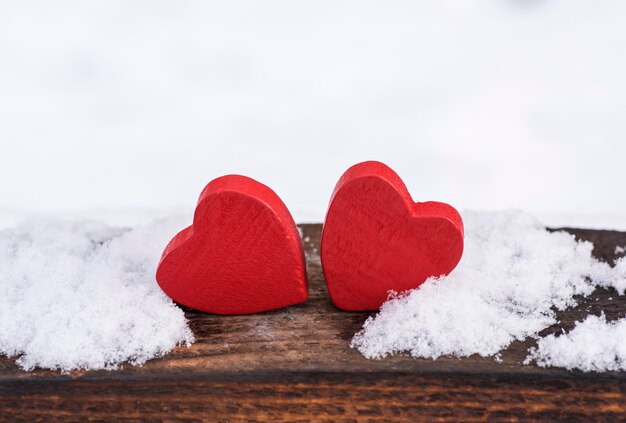 Foto dos corazones rojos de madera