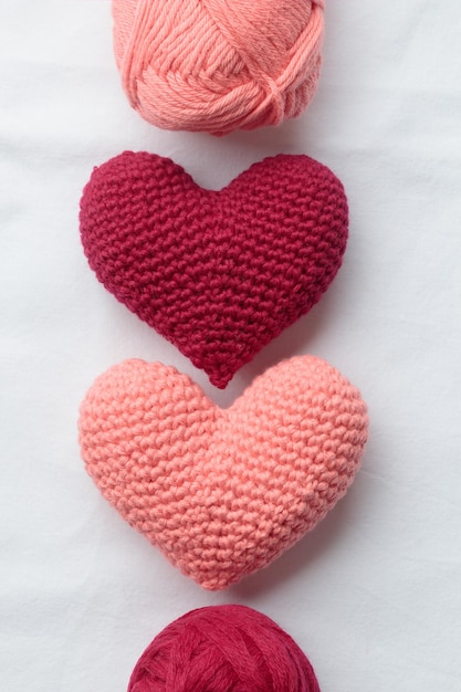 Dos corazones rosas de ganchillo amigurumi sobre un fondo blanco Día de San Valentín