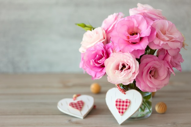 Dos corazones de San Valentín hechos a mano y hermosas flores.