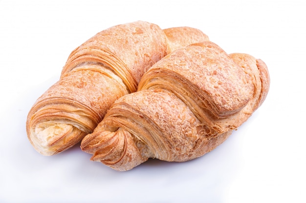 Dos croissants aislados en el fondo blanco