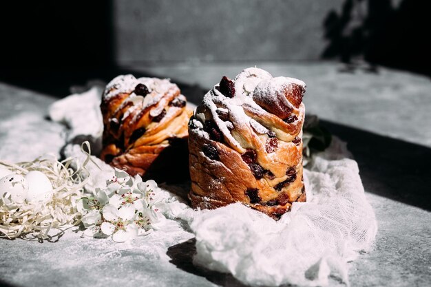 Dos croissants de chocolate con arándanos sobre una mesa.