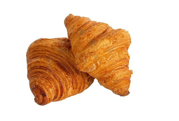 Dos croissants retorcidos frescos aislados sobre fondo blanco Composición de panadería francesa