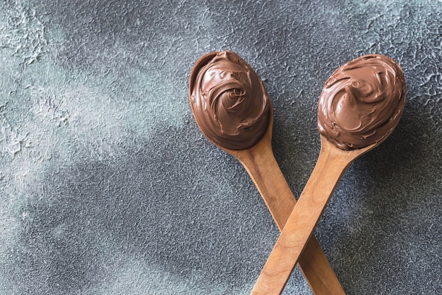 Dos cucharas de madera de crema de chocolate