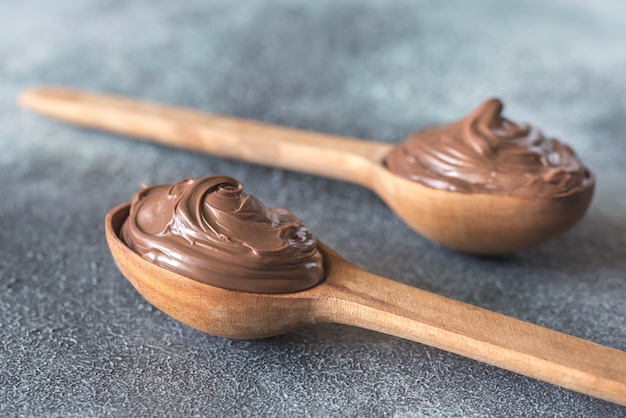 Dos cucharas de madera de crema de chocolate