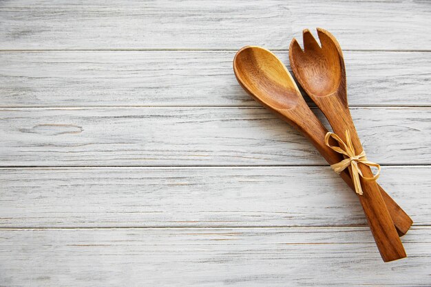 Dos cucharas de madera para ensalada.