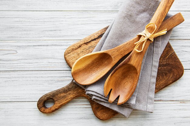 Dos cucharas de madera para ensalada