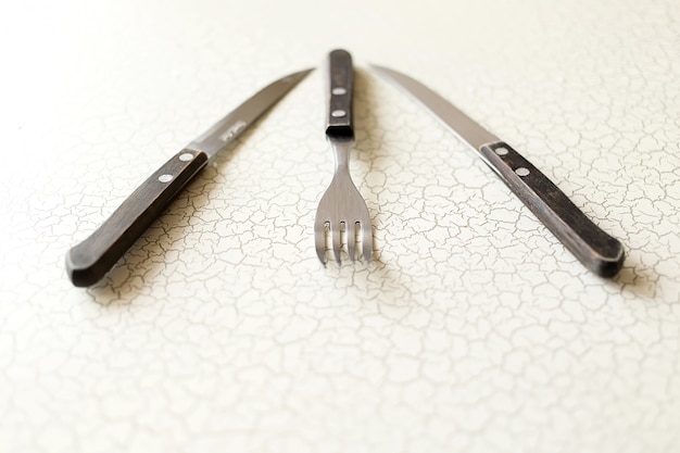 Foto dos cuchillo y tenedor sobre la mesa