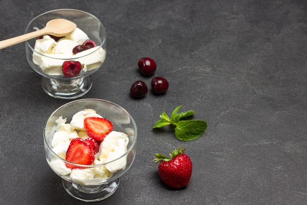 Dos cuencos de helado con helado y bayas