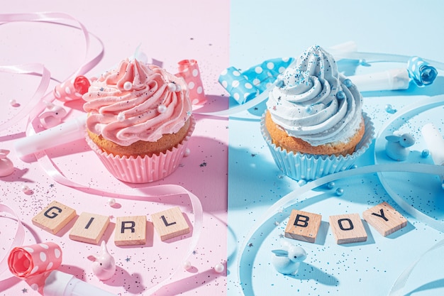 dos cupcakes con crema azul y rosa, concepto de celebración cuando se conoce el género del niño