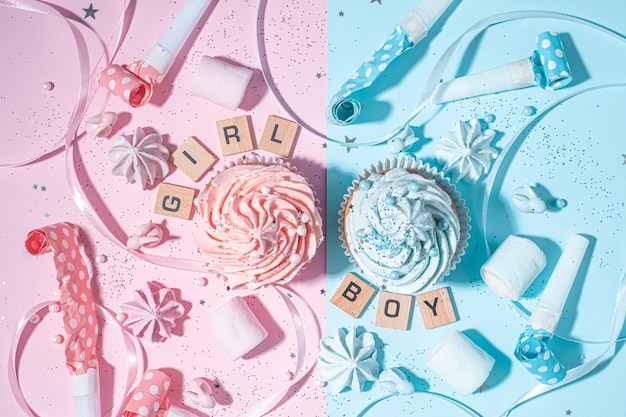 Dos cupcakes con crema azul y rosa, concepto de celebración cuando se conoce el género del niño