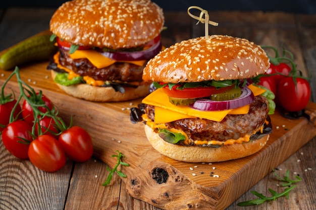 Dos deliciosas hamburguesas caseras de ternera