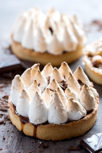 Dos deliciosas mini tartas con merengue Foto vertical