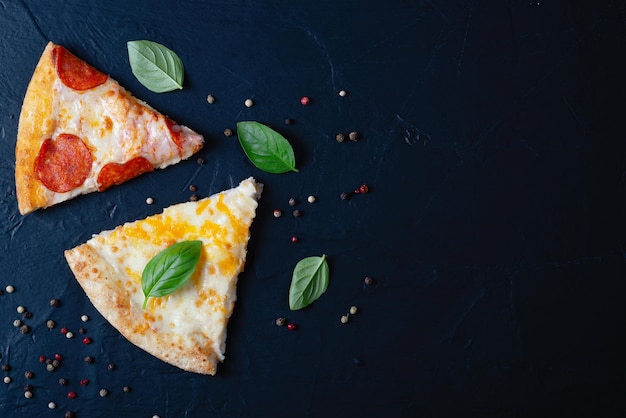 Dos deliciosas rebanadas de pizza de albahaca y pimienta