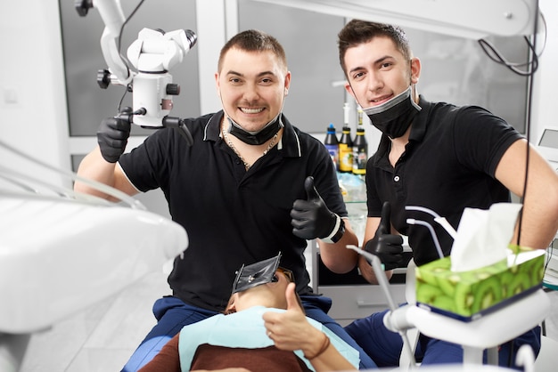 Dos dentistas mostrando los pulgares para arriba