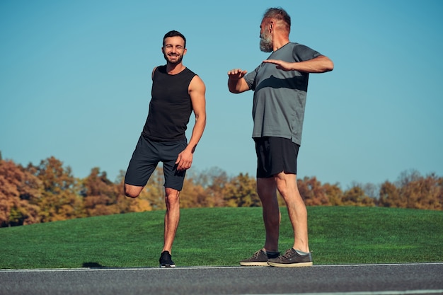 Los dos deportistas haciendo ejercicio al aire libre.