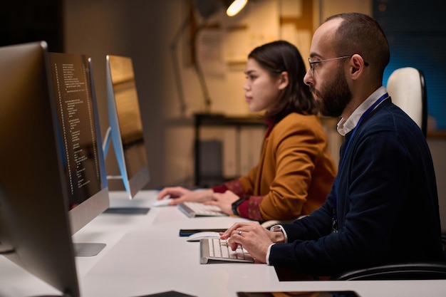 Dos desarrolladores de software que usan computadoras
