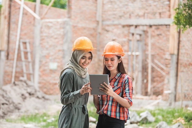 Dos diseñadoras o arquitectas de casas